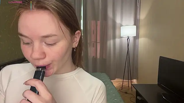 Snapshot of KarlynGow chatting on February 2026 07:48:01 AM KarlynGow online show from February 2026 07:48:01 AM