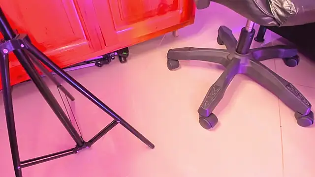 kittymonroe1 online show from April 2026 04:01:01 PM