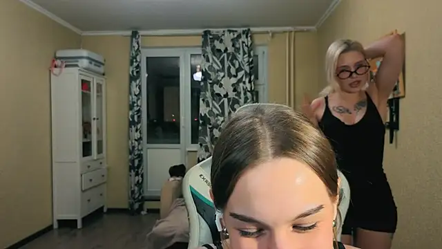 girls n roses online show from October 2025 04:09:02 PM