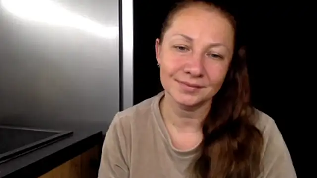 Snapshot of LucyTop chatting on November 2025 09:25:02 PM LucyTop online show from November 2025 09:25:02 PM