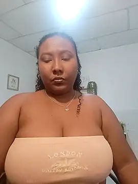 KaroldelaTorree online show from November 2025 07:37:01 PM