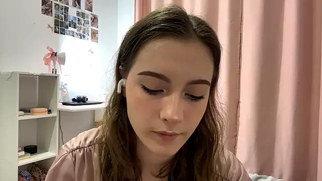 Kira Sanders online show from October 2025 07:12:01 PM