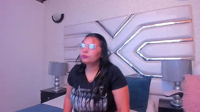 Julieta Owen online show from November 2025 02:50:01 PM