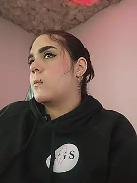 mirandahvelez online show from November 2025 03:23:01 PM