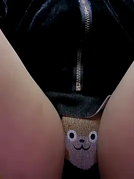 YennyeLa online show from January 2026 01:46:01 PM