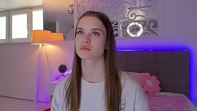 LuisaClover online show from May 2026 12:21:01 PM