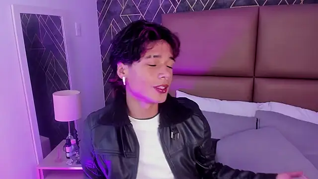 Snapshot of RonaldThompson_ chatting on October 2025 08:21:02 PM RonaldThompson online show from October 2025 08:21:02 PM