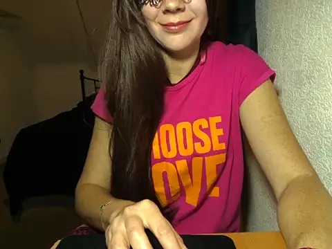 Snapshot of Aromaloveqq chatting on November 2025 03:17:02 PM Aromaloveqq online show from November 2025 03:17:02 PM