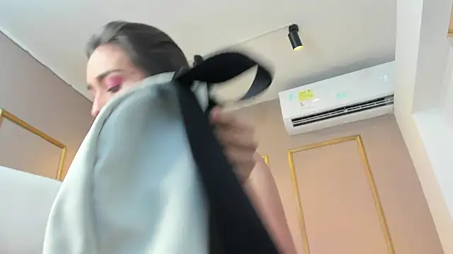 NahimiThompson online show from November 2025 07:24:01 PM