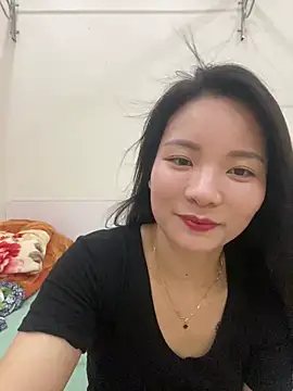 Bee Yellow00 online show from May 2026 04:18:02 AM