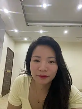 Bee Yellow00 online show from July 2026 12:25:02 AM
