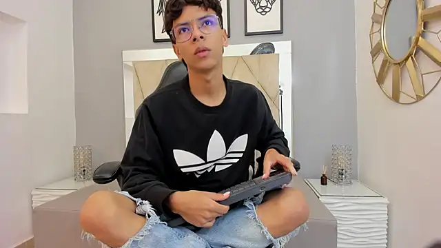 Snapshot of adams_bobby chatting on December 2025 11:30:02 AM adams bobby online show from December 2025 11:30:02 AM