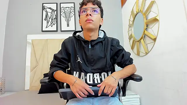 Snapshot of adams_bobby chatting on December 2025 11:28:02 AM adams bobby online show from December 2025 11:28:02 AM