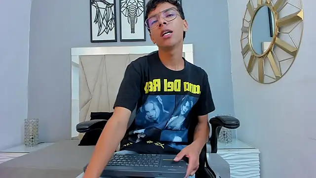 Snapshot of adams_bobby chatting on January 2026 11:24:02 AM adams bobby online show from January 2026 11:24:02 AM