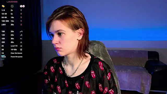 LoraPuffs online show from June 2026 04:40:02 PM