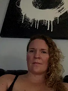 Snapshot of Dinslavnu chatting on October 2025 02:12:01 PM Dinslavnu online show from October 2025 02:12:01 PM