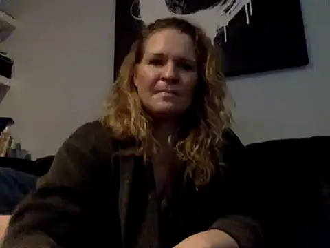 Snapshot of Dinslavnu chatting on October 2025 11:14:02 AM Dinslavnu online show from October 2025 11:14:02 AM