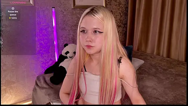 Snapshot of VivieSunn chatting on April 2026 08:57:02 PM VivieSunn online show from April 2026 08:57:02 PM