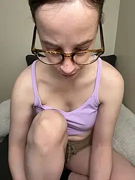 Snapshot of CreamedKitten chatting on April 2026 02:31:01 PM CreamedKitten online show from April 2026 02:31:01 PM