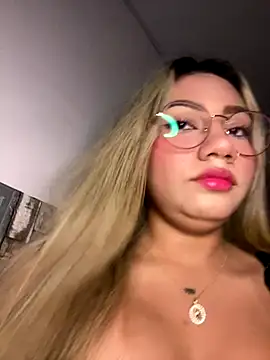 Vicky-Nova online show from October 2025 04:05:02 AM