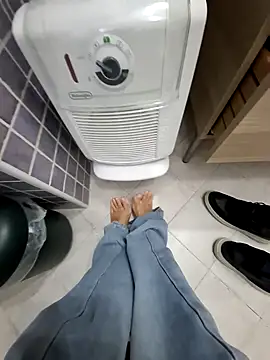 Piediniecollant online show from November 2025 06:56:02 AM