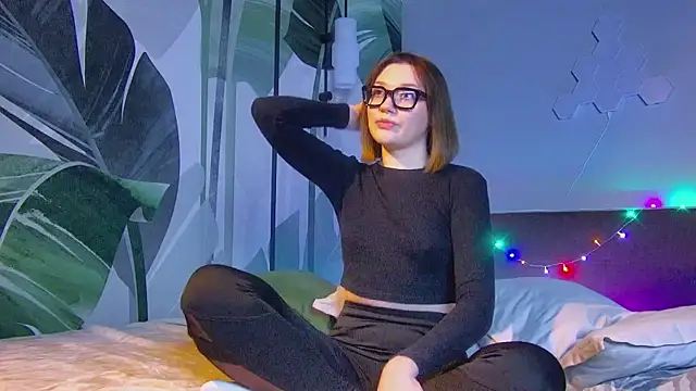 Snapshot of R_I_N_A chatting on November 2025 01:06:02 AM R I N A online show from November 2025 01:06:02 AM