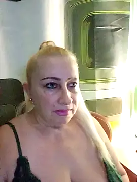 Snapshot of Esenia505 chatting on November 2025 05:07:02 AM Esenia505 online show from November 2025 05:07:02 AM