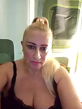 Snapshot of Esenia505 chatting on December 2025 08:34:01 AM Esenia505 online show from December 2025 08:34:01 AM