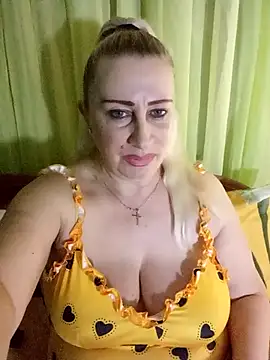 Snapshot of Esenia505 chatting on January 2026 07:11:01 PM Esenia505 online show from January 2026 07:11:01 PM