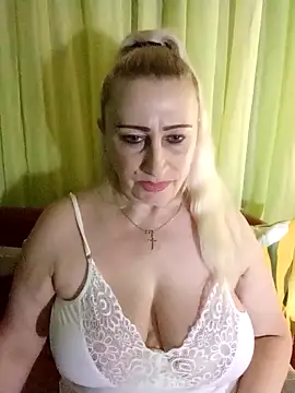 Snapshot of Esenia505 chatting on February 2026 07:40:01 AM Esenia505 online show from February 2026 07:40:01 AM