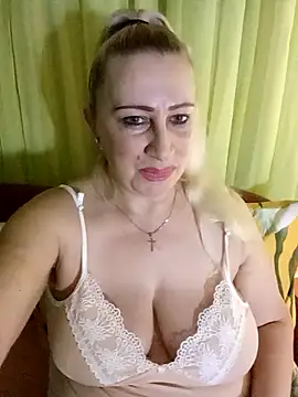 Snapshot of Esenia505 chatting on February 2026 08:13:01 AM Esenia505 online show from February 2026 08:13:01 AM