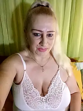 Snapshot of Esenia505 chatting on February 2026 04:43:02 AM Esenia505 online show from February 2026 04:43:02 AM