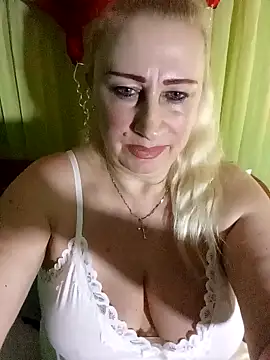 Snapshot of Esenia505 chatting on February 2026 04:14:02 PM Esenia505 online show from February 2026 04:14:02 PM