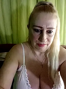 Snapshot of Esenia505 chatting on March 2026 05:02:02 AM Esenia505 online show from March 2026 05:02:02 AM