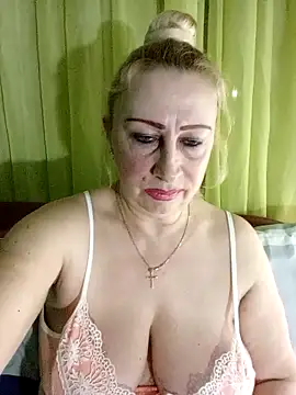 Snapshot of Esenia505 chatting on April 2026 03:05:01 AM Esenia505 online show from April 2026 03:05:01 AM