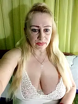 Snapshot of Esenia505 chatting on April 2026 03:09:01 PM Esenia505 online show from April 2026 03:09:01 PM