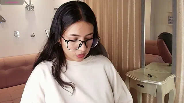 Snapshot of KamyGlam chatting on February 2026 08:02:02 PM KamyGlam online show from February 2026 08:02:02 PM