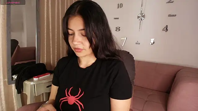 Snapshot of KamyGlam chatting on February 2026 08:02:01 PM KamyGlam online show from February 2026 08:02:01 PM