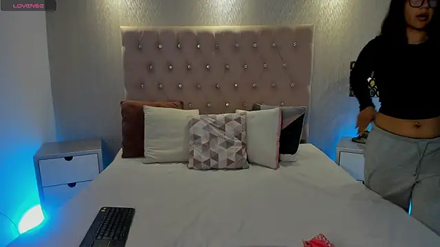 Snapshot of KamyGlam chatting on April 2026 08:35:02 PM KamyGlam online show from April 2026 08:35:02 PM