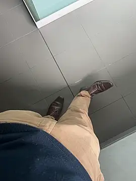 Snapshot of LeoBlaze13 chatting on October 2025 08:11:02 PM LeoBlaze13 online show from October 2025 08:11:02 PM