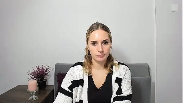 Snapshot of EmmaTempting chatting on November 2025 09:15:02 PM EmmaTempting online show from November 2025 09:15:02 PM