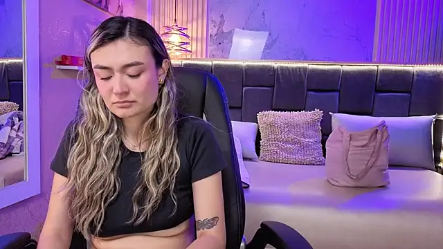 Im-Lola online show from November 2025 07:59:02 PM