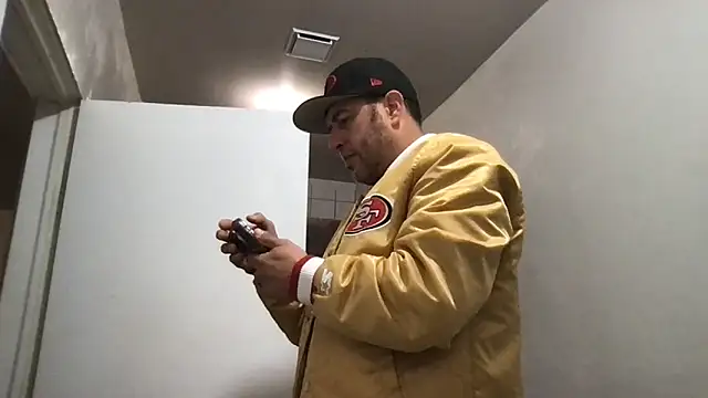 ezrah23 online show from December 2025 06:45:02 PM