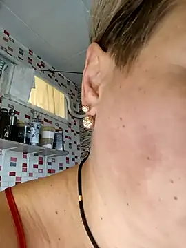 Snapshot of MilkySky chatting on November 2025 10:18:01 AM MilkySky online show from November 2025 10:18:01 AM