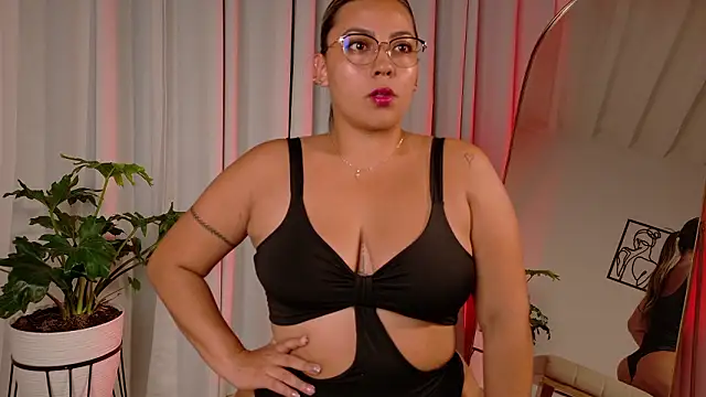 Snapshot of Zara_Nova chatting on February 2026 02:40:02 AM Zara Nova online show from February 2026 02:40:02 AM