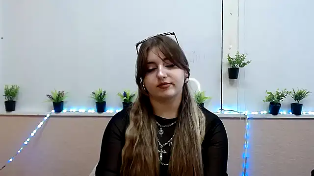 Snapshot of Dance__Queen chatting on November 2025 11:55:02 AM Dance Queen online show from November 2025 11:55:02 AM