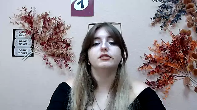 Snapshot of Dance__Queen chatting on November 2025 02:28:01 PM Dance Queen online show from November 2025 02:28:01 PM