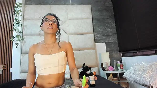 Liia Leens online show from February 2026 05:56:01 PM