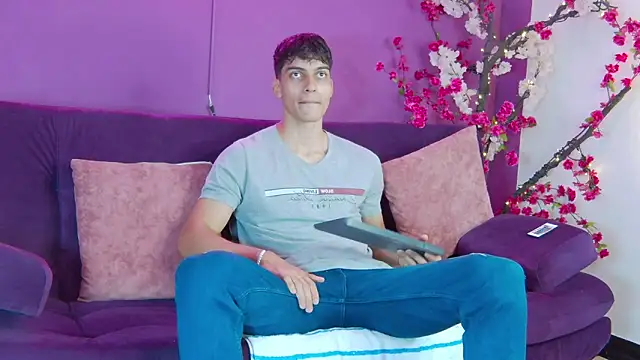 AlessioVitale online show from November 2025 12:17:01 PM