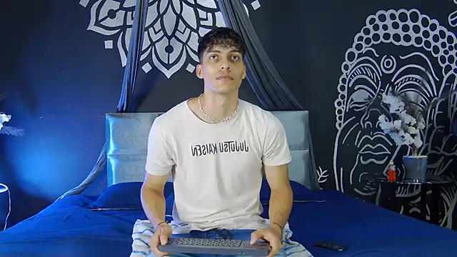 AlessioVitale online show from December 2025 11:59:02 AM